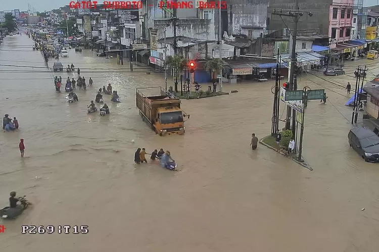 Setelah Diguyur Hujan Selama 3 Hari Berturut-turut, Saat Ini Medan Terendam Banjir